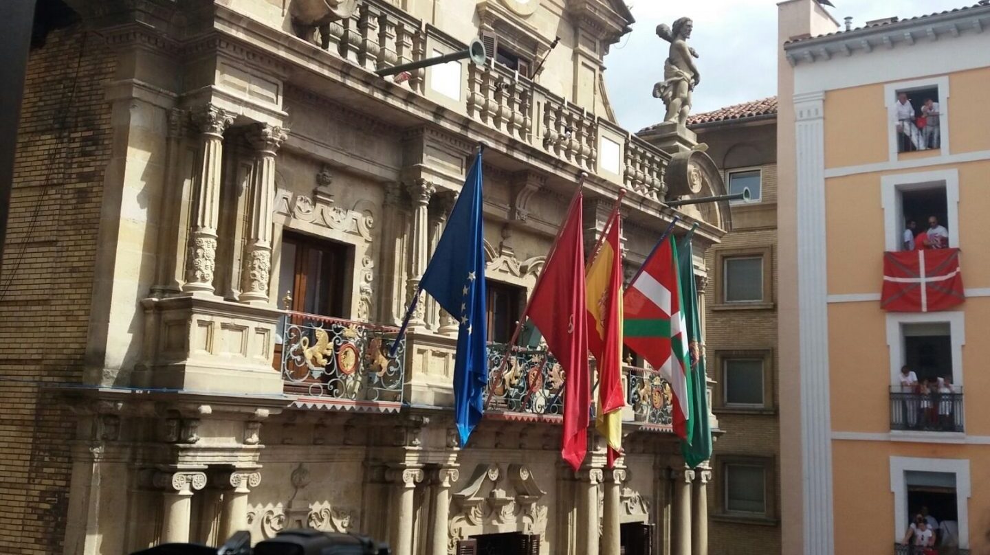 La ikurriña ondea en el Ayuntamiento de Pamplona en el día del chupinazo.