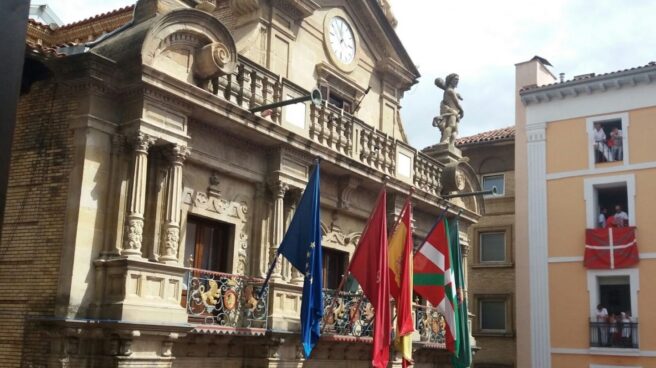 La ikurriña ondea en el Ayuntamiento de Pamplona en el día del chupinazo.