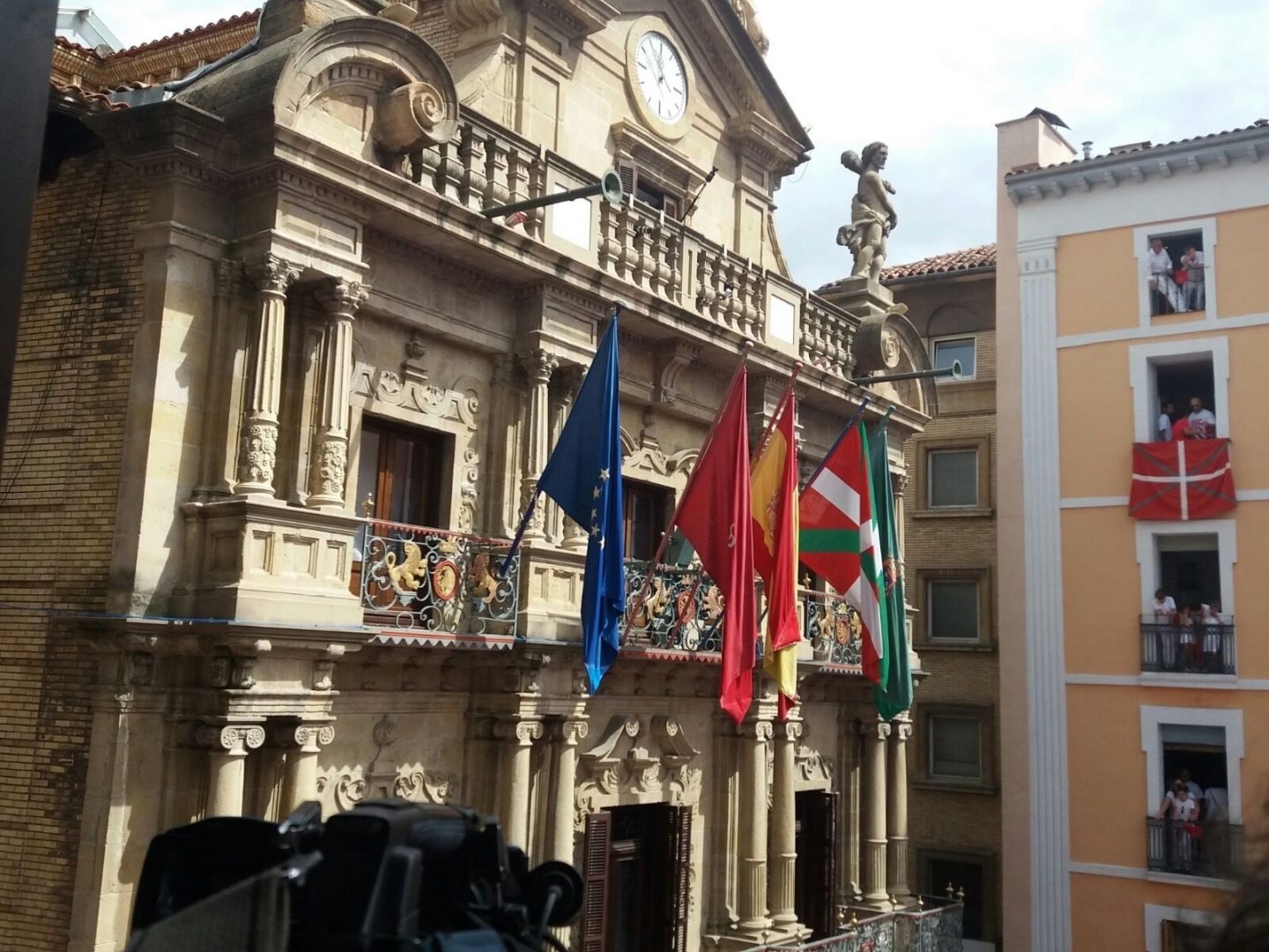 La ikurriña ondea en el Ayuntamiento de Pamplona en el día del chupinazo.