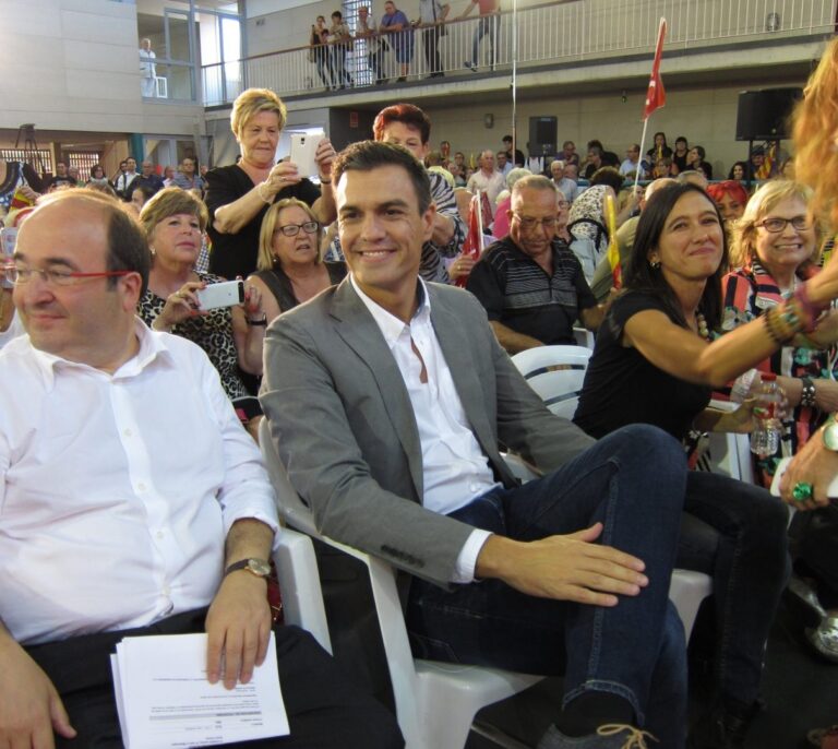 Pedro Sánchez y Miquel Iceta estudian medidas para dar una salida a Cataluña