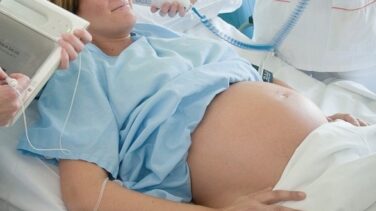 El TSJM tensa la cuerda con Hacienda: las prestaciones por maternidad no pagan IRPF