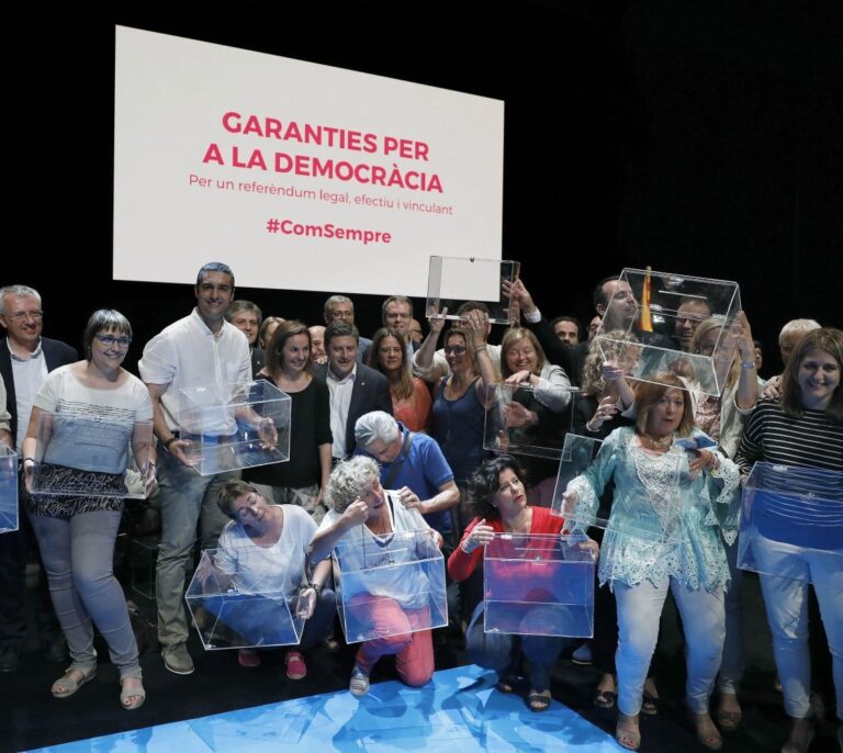 La Guardia Civil registra el teatro en el que se presentó la ley del referéndum