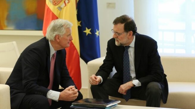 El presidente del Gobierno, Mariano Rajoy, en un encuentro con el negociador jefe de la Comisión Europea para el Brexit, Michel Barnier, en el Palacio de La Moncloa.