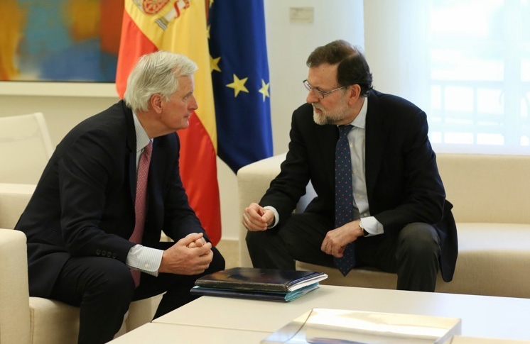 El presidente del Gobierno, Mariano Rajoy, en un encuentro con el negociador jefe de la Comisión Europea para el Brexit, Michel Barnier, en el Palacio de La Moncloa.