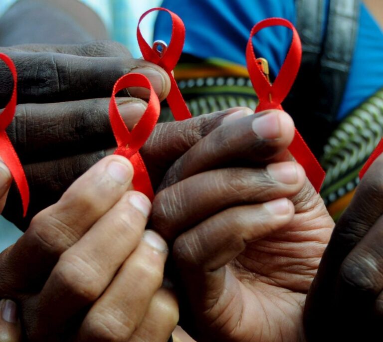 En el mundo más de la mitad de las personas con VIH  recibe tratamiento