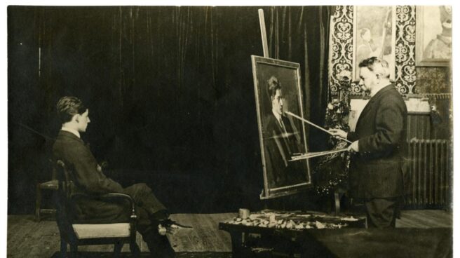 Pintando en su estudio Joaquín Sorolla retratando a su hijo en su estudio de Madrid, actual Museo Sorolla. Publicada en Madrid en el periodico "La Noche" con fecha 29 de diciembre de 1911