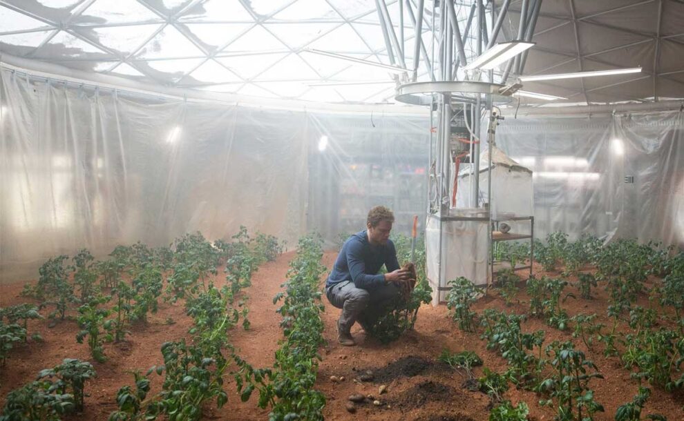 Matt Damon plantando patatas en 'The Martian'