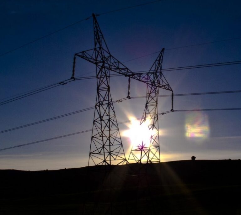 El gran negocio de la luz y el gas: así se reparten las eléctricas 37 millones de clientes