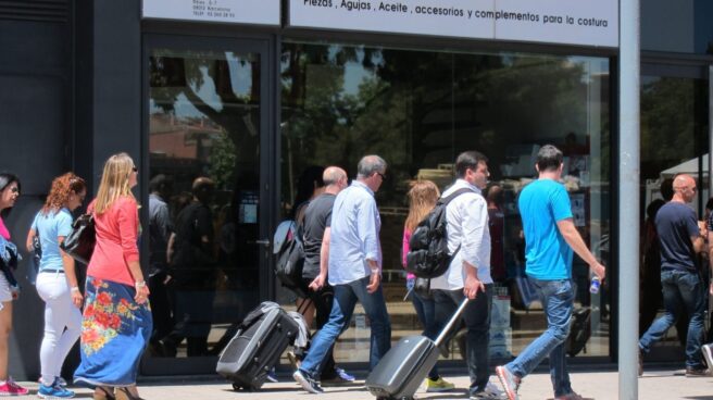 Turistas con maletas en Madrid.
