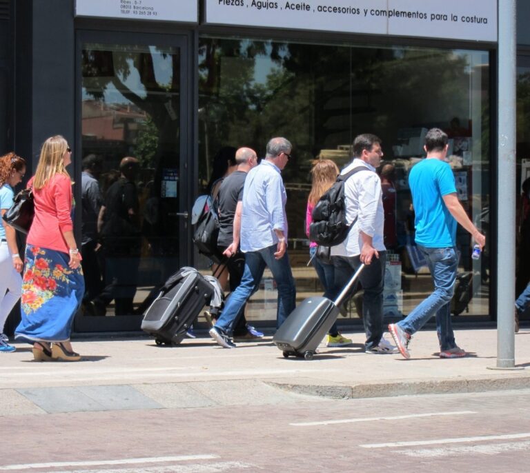 Andalucía, Cataluña y Valencia ofertan más de la mitad de los 300.000 pisos turísticos en España