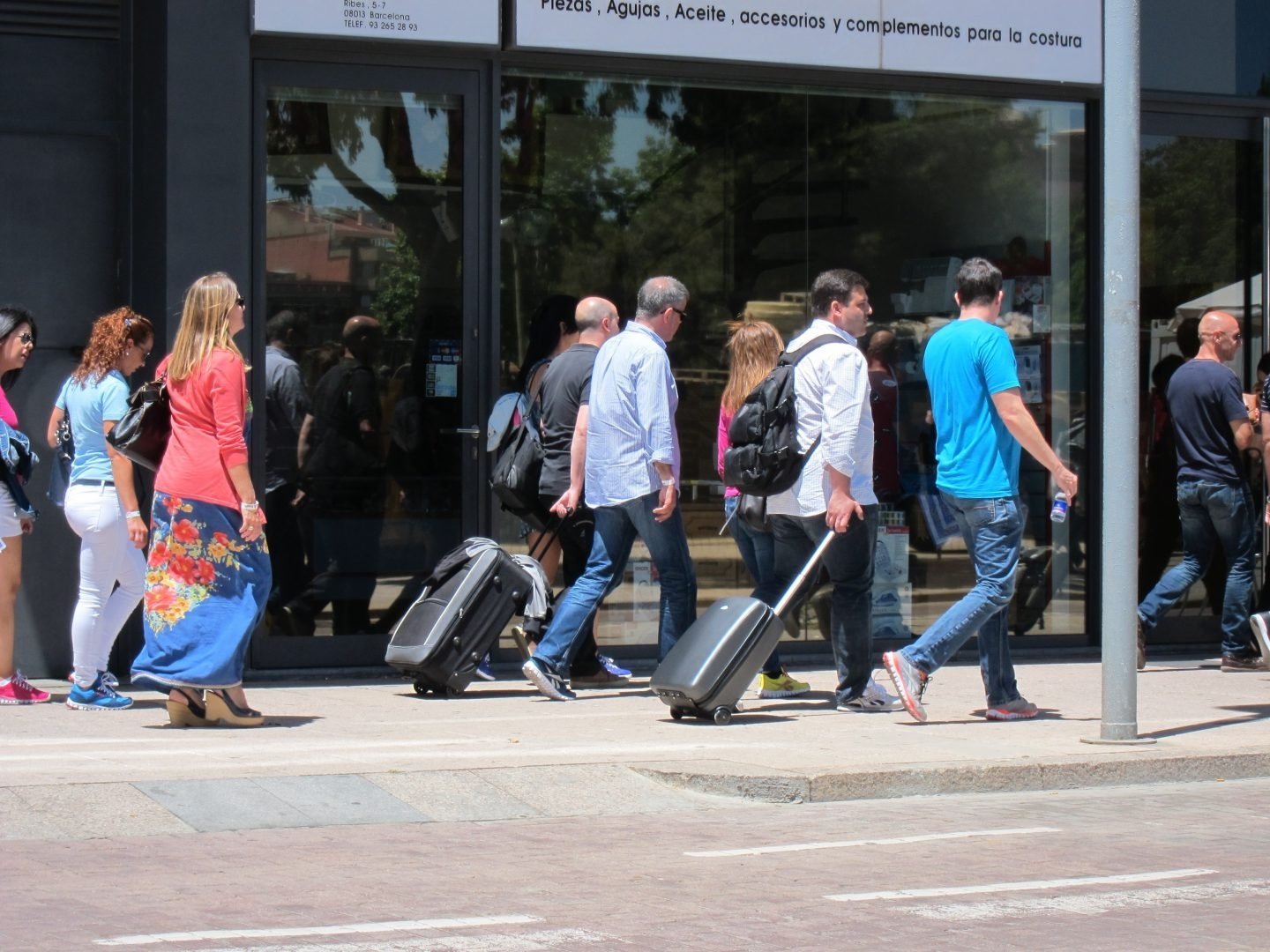 Turistas con maletas en Madrid.