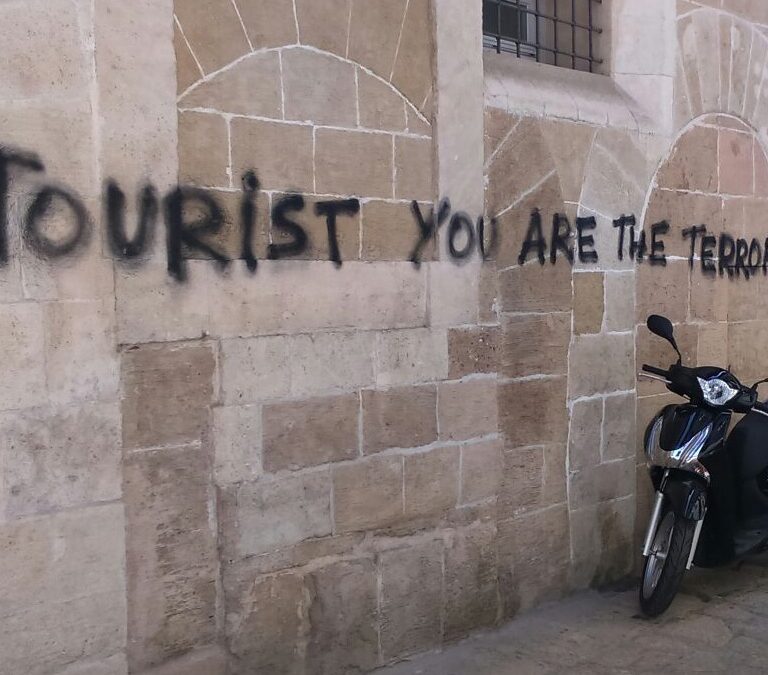 Palma de Mallorca prohíbe más pisos turísticos y nuevos hoteles en varios barrios