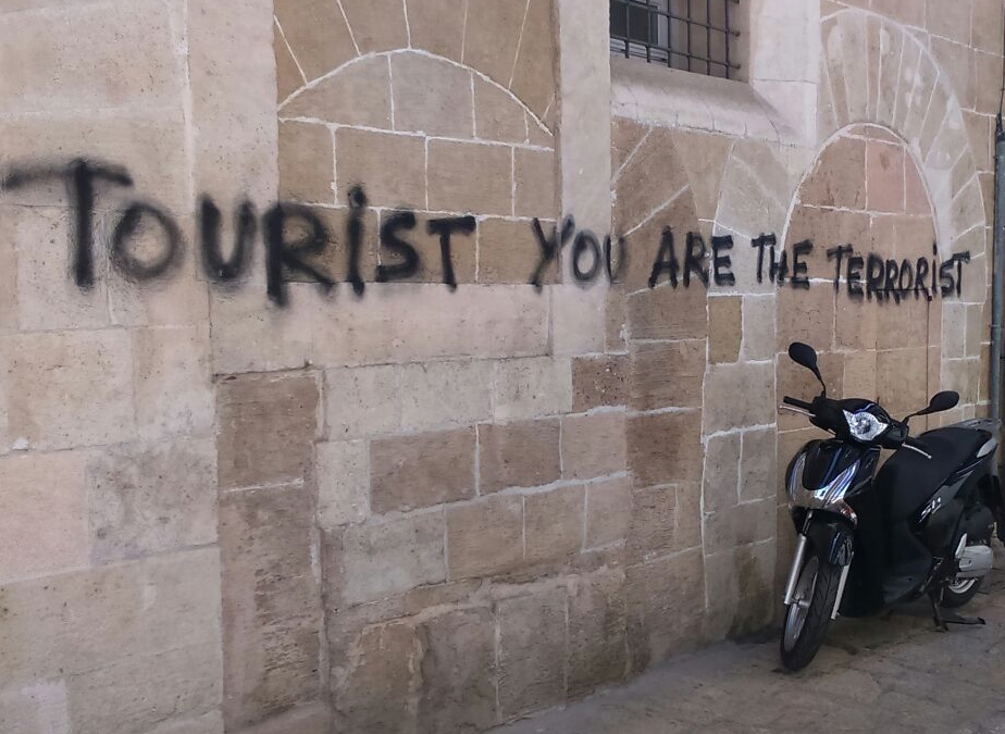Pintada contra la llegada de turistas en Palma de Mallorca.