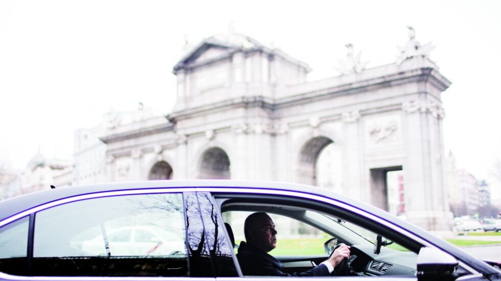 Un coche asociado a la plataforma Uber en Madrid.