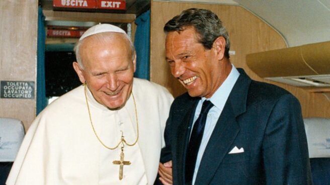 Joaquín Navarro-Valls, junto a Juan Pablo II. Joaquín Navarro-Valls, junto a Juan Pablo II.