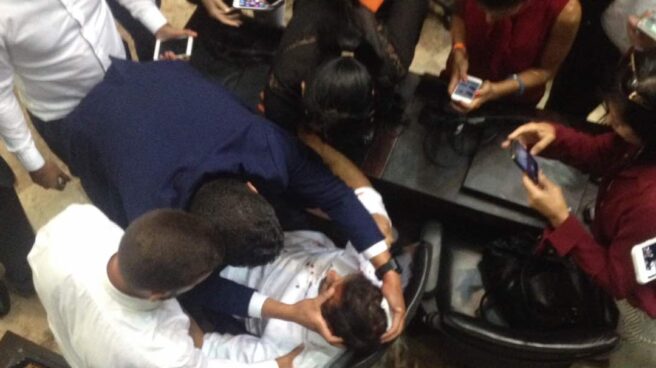 Uno de los diputados agredidos en el asalto al Parlamento de Venezuela.