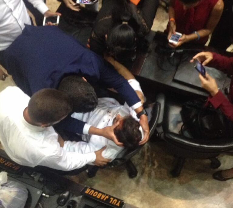 Asaltan el parlamento venezolano y agreden a diputados opositores
