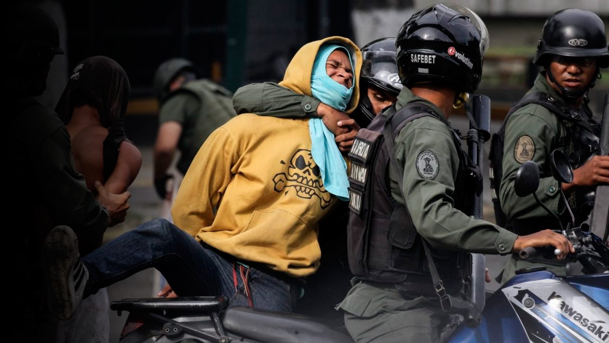 La Guardia Nacional Bolivariana detiene a un activista opositor en una protesta en Caracas.