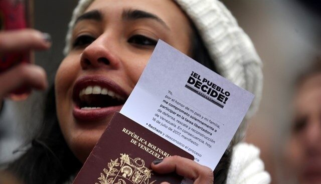 Una mujer, durante la consulta convocada por la oposición de Venezuela.