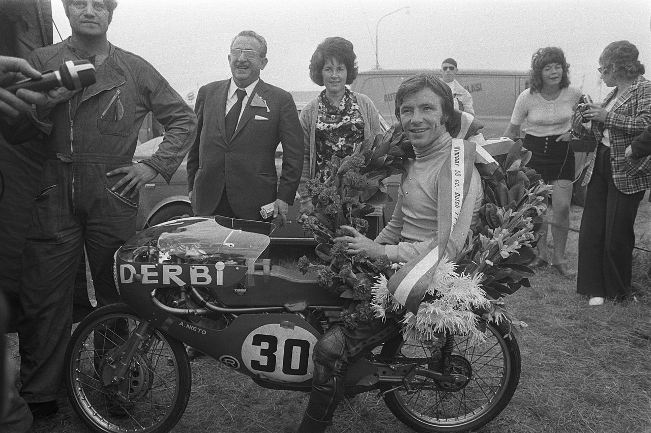 Ángel Nieto, en 1972, con su moto de 50 centímetros cúbicos.