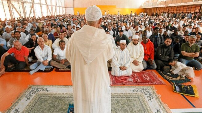 14306378468506 Un imán dirige la sesión de oración en una mezquita ante cientos de fieles.
