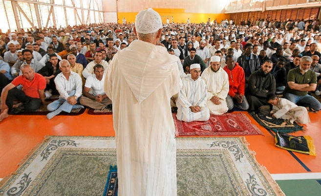 Un imán dirige la sesión de oración en una mezquita ante cientos de fieles.