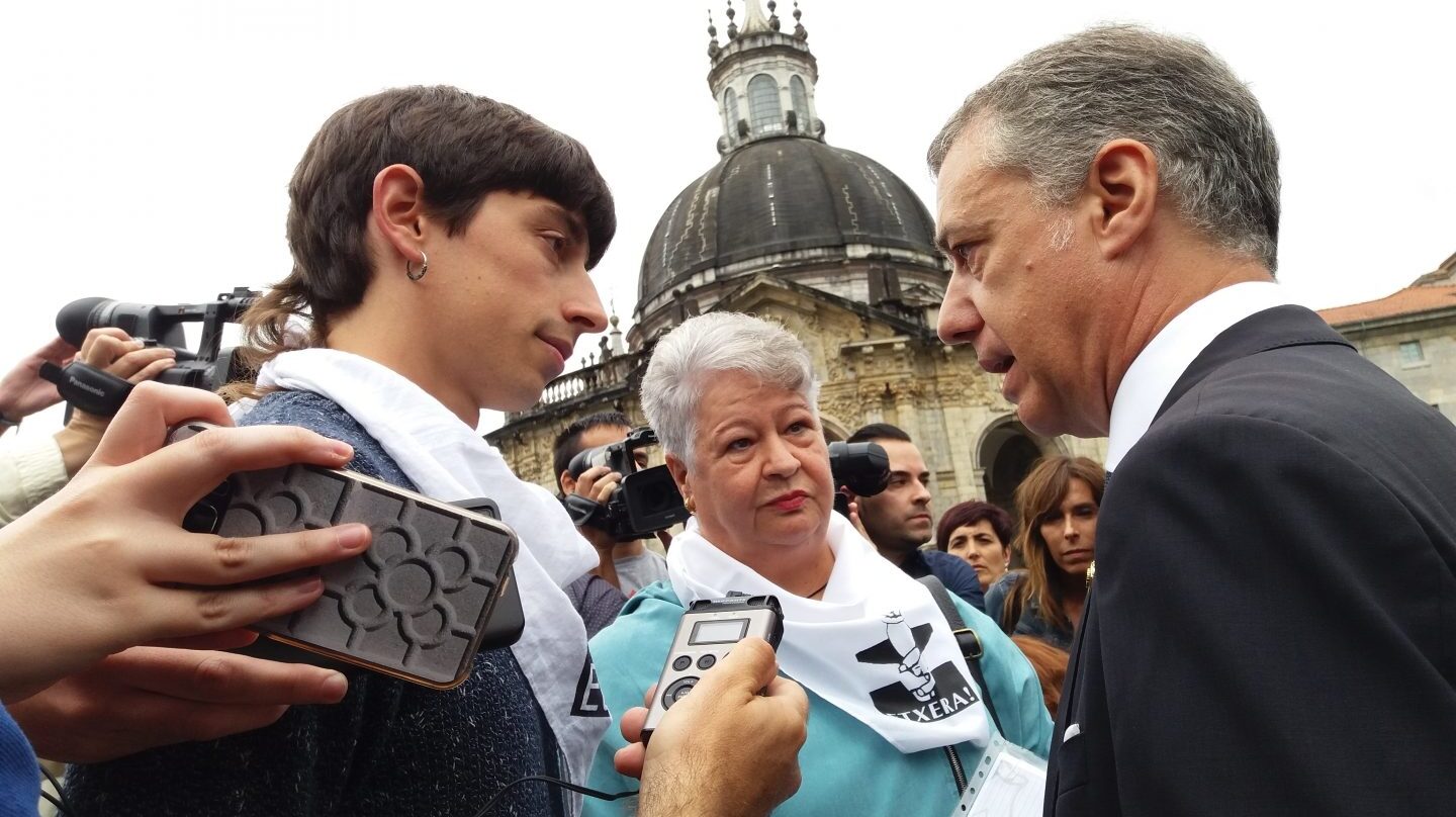 Urkullu conversa a las puertas de la Basílica de Loyola con los representantes de Etxerat, entre ellos el hijo de Rafa Diez Usabiaga.