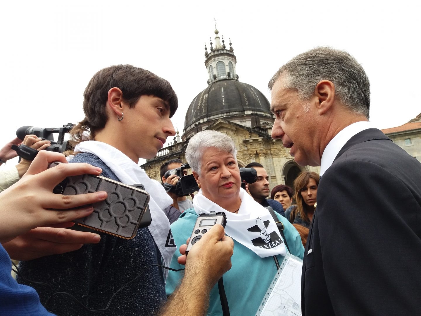 Urkullu conversa a las puertas de la Basílica de Loyola con los representantes de Etxerat, entre ellos el hijo de Rafa Diez Usabiaga.