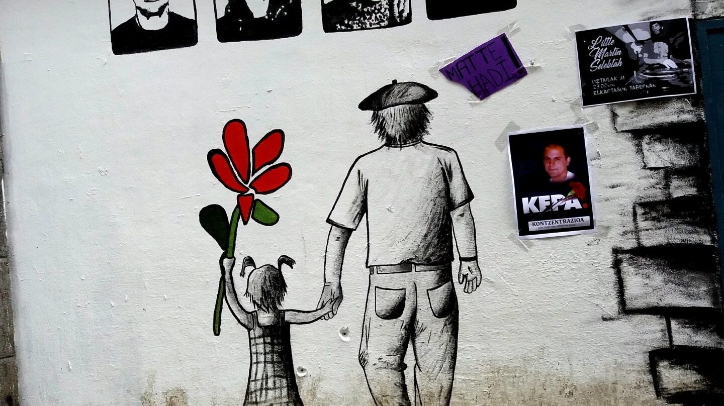 Un mural de apoyo a presos de ETA en Azpeitia reclama el final de la dispersión.