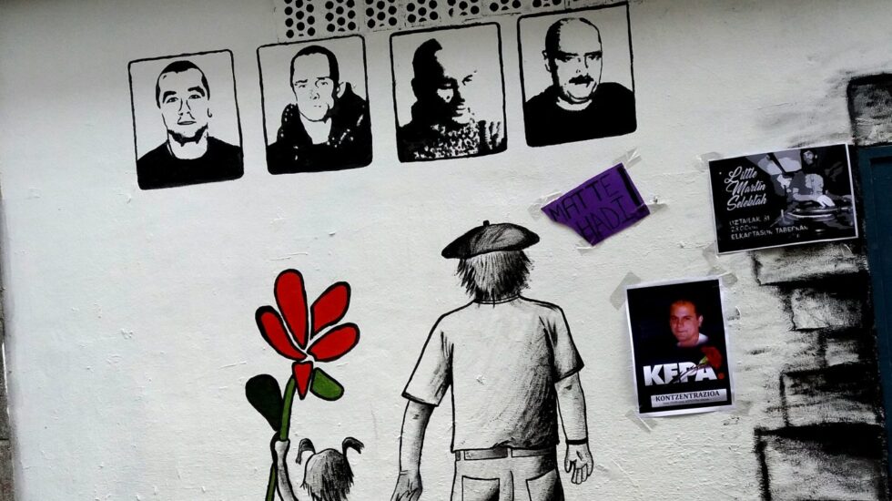 Un mural de apoyo a presos de ETA en Azpeitia reclama el final de la dispersión.