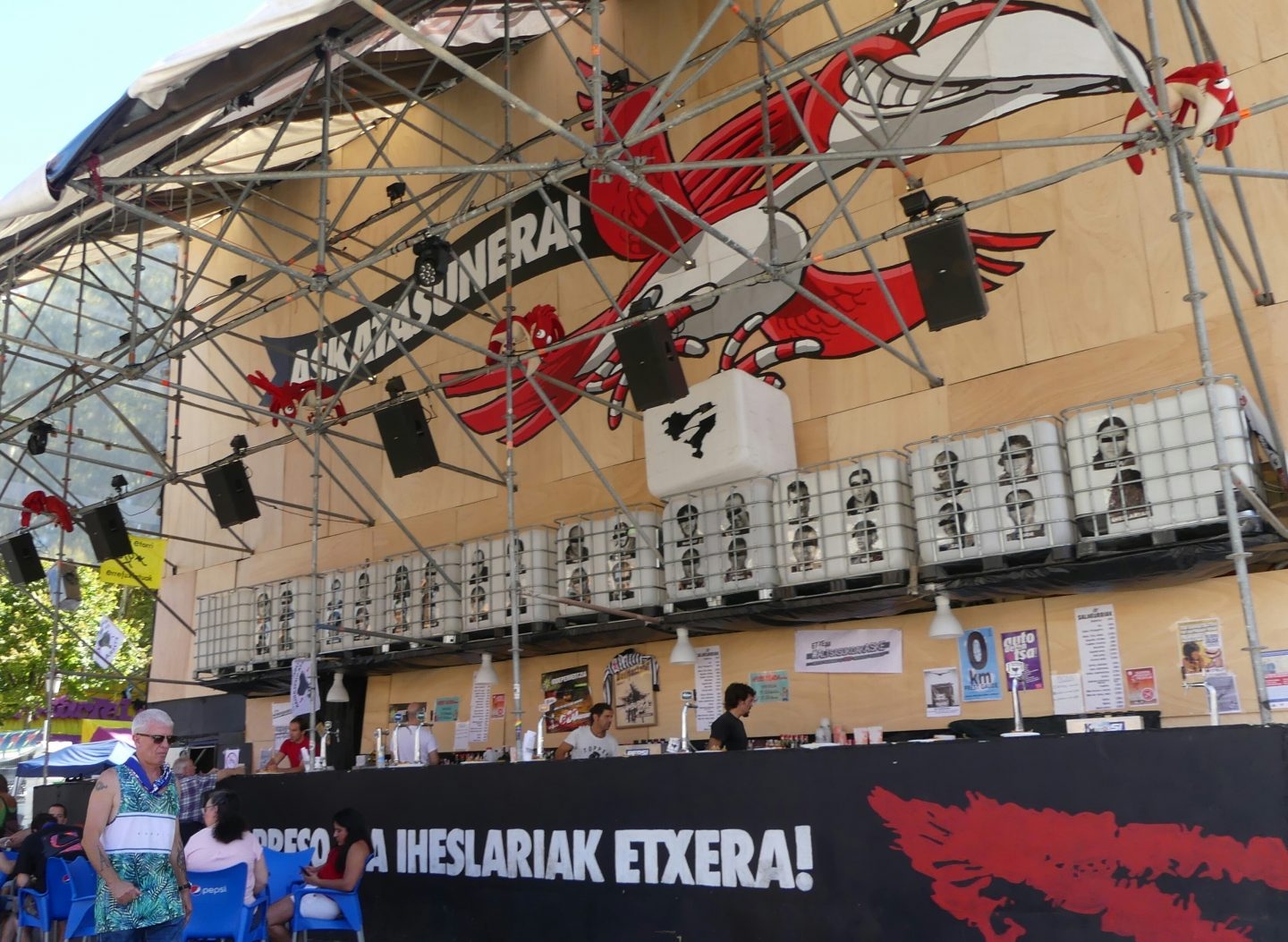 Imagen de la caseta de 'Txori Barrote' en las fiestas de Bilbao decorada con la imagen de 32 presos de ETA.