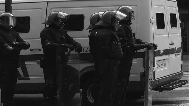 Agentes de la Ertzaintza durante la vigilancia en una manifestación de apoyo a un preso de ETA.