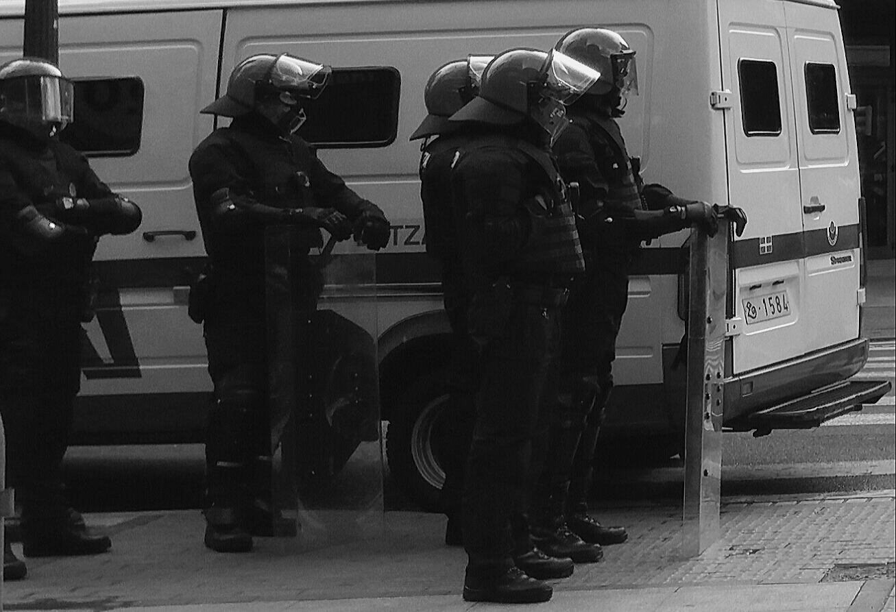 Agentes de la Ertzaintza durante la vigilancia en una manifestación de apoyo a un preso de ETA.