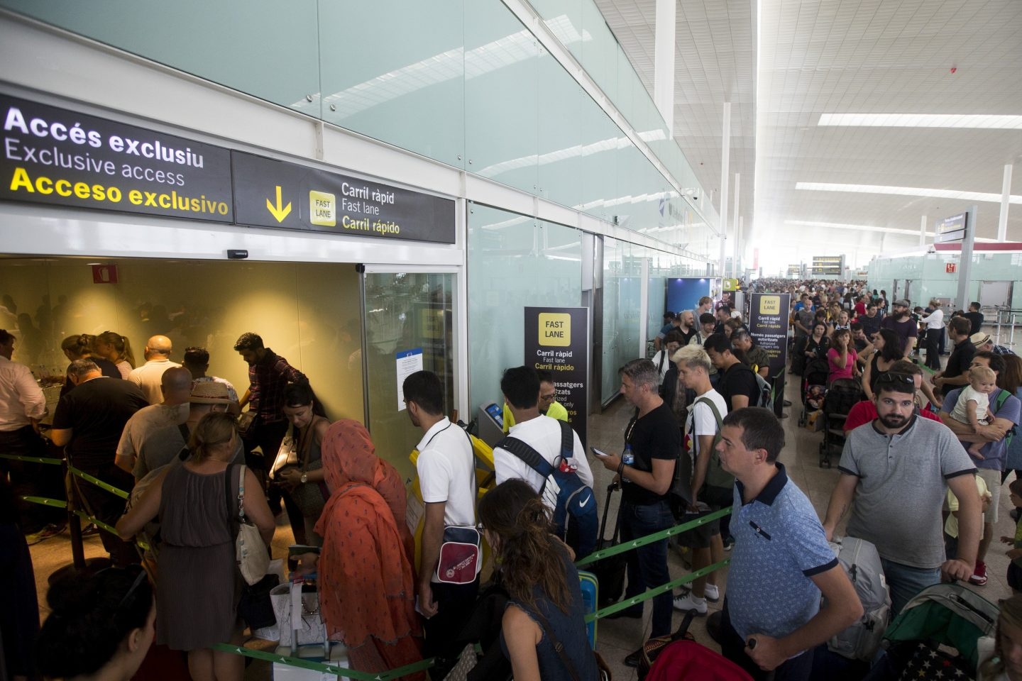 Colas en el control del Aeropuerto de El Prat por las protestas de los empleados de Eulen el verano pasado..