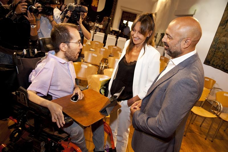 El secretario de Organización de Podemos, Pablo Echenique, junto al nuevo vicepresidente segundo del Gobierno de Castilla-La Mancha José García Molina (d), además de secretario regional de Podemos, y la consejera que coordinará el Plan de Garantías Ciudadanas, Inmaculada Herran.