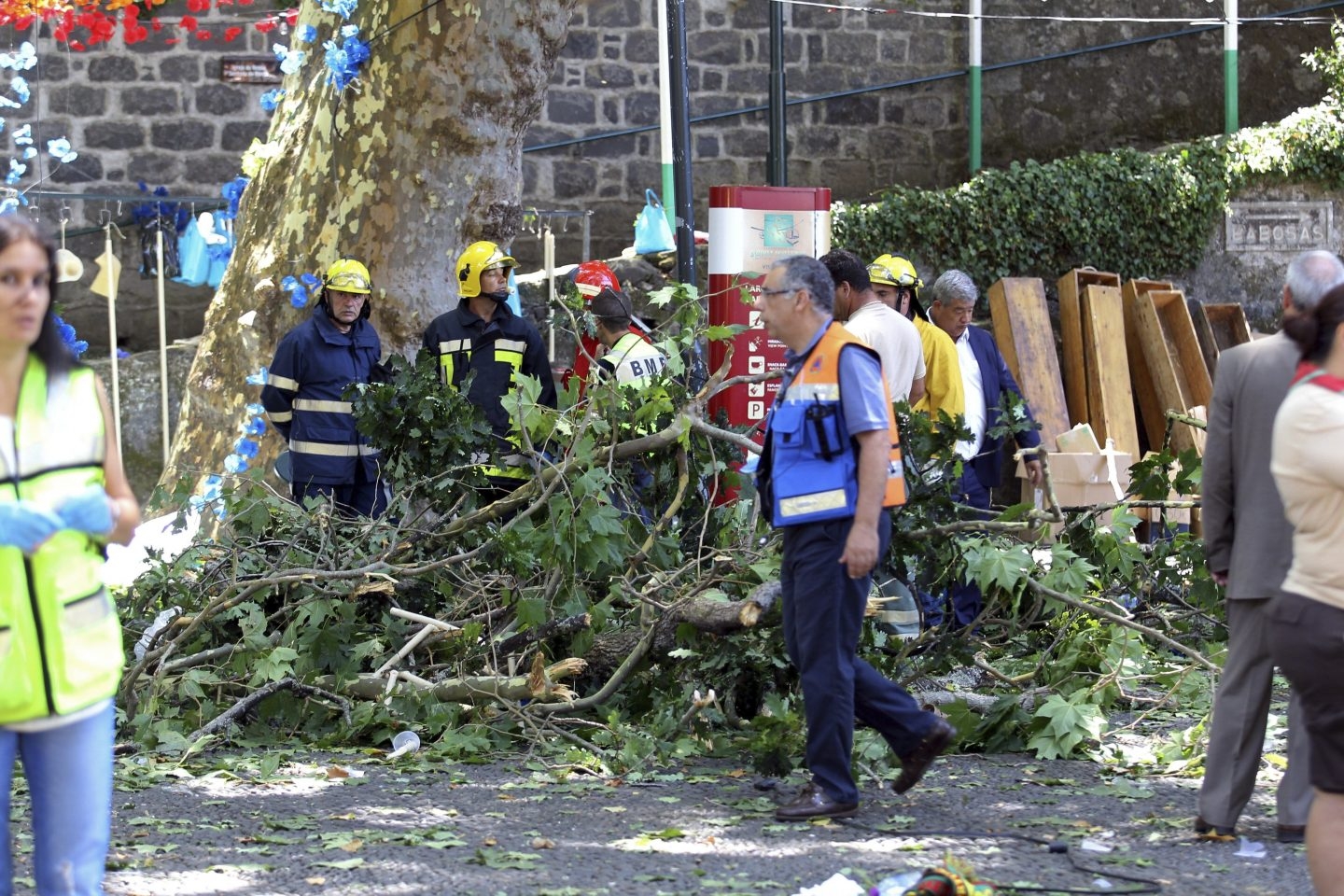 Momento del sinisestro en Madeira (Portugal), después de que cayera un árbol durante una romería religiosa.