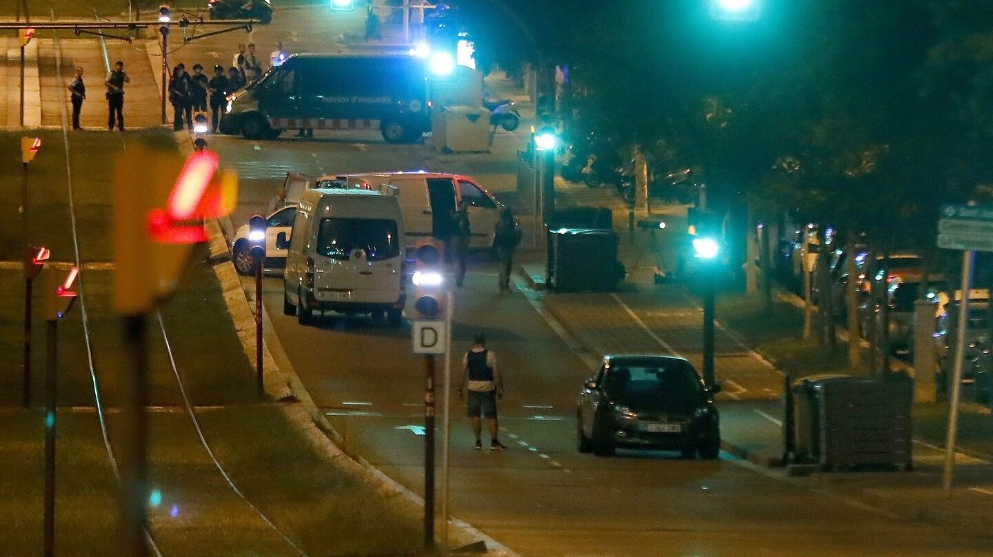 Policía en Sant Just Desvern (Barcelona), donde se encontró el cuerpo del fallecido en el coche que se había saltado un control policial.