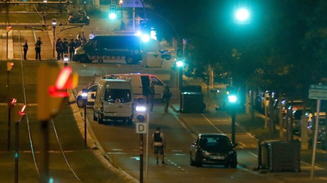 Policía en Sant Just Desvern (Barcelona), donde se encontró el cuerpo del fallecido en el coche que se había saltado un control policial.