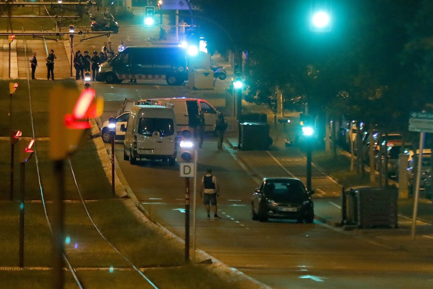 Policía en Sant Just Desvern (Barcelona), donde se encontró el cuerpo del fallecido en el coche que se había saltado un control policial.