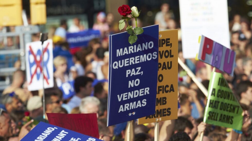 Imagen de las pancartas durante la manifestación de Barcelona con mensajes al Rey Felipe VI y Mariano Rajoy.