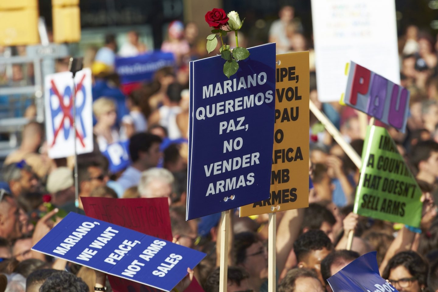 Imagen de las pancartas durante la manifestación de Barcelona con mensajes al Rey Felipe VI y Mariano Rajoy.