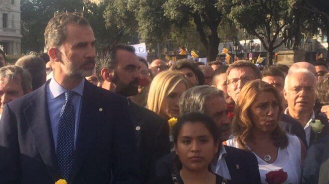El rey Felipe VI, en la cabecera de la manifestación contra los atentados yihadistas en Cataluña.