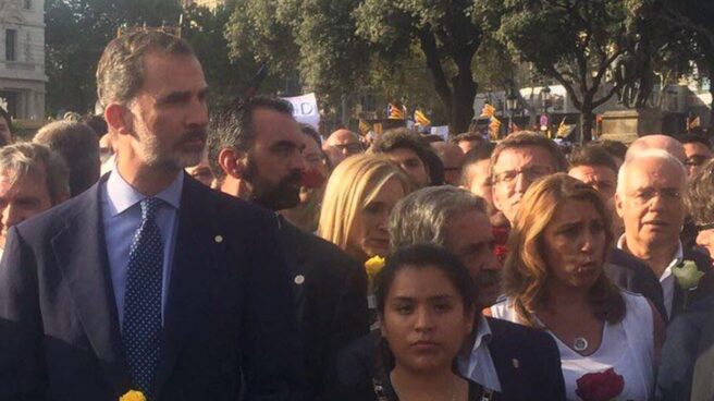 rey manifestacion atentado barcelona El rey Felipe VI, en la cabecera de la manifestación contra los atentados yihadistas en Cataluña.