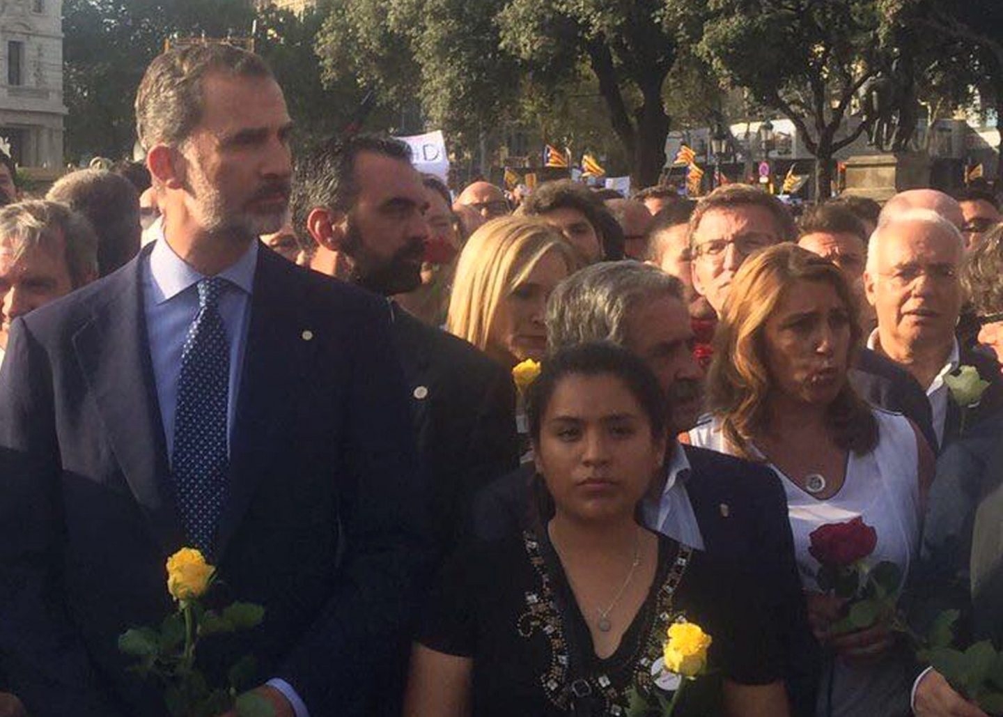 El rey Felipe VI, en la cabecera de la manifestación contra los atentados yihadistas en Cataluña.