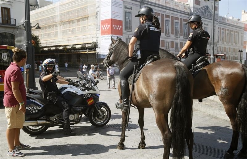 Agentes de la Policía Nacional, tanto a caballo como en motocicleta, patrullando este viernes en la Puerta del Sol de Madrid.