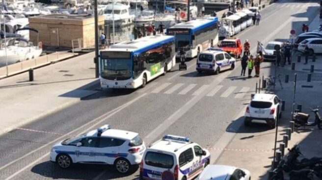 ATROPELLO_MARSELLA Operativo policial en el puerto viejo de Marsella, donde un coche ha arrollado dos paradas de autobús.