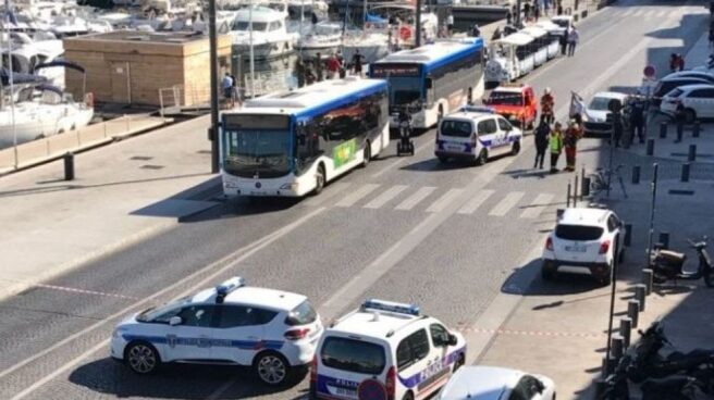 Un coche arrolla dos paradas de autobús en el puerto de Marsella