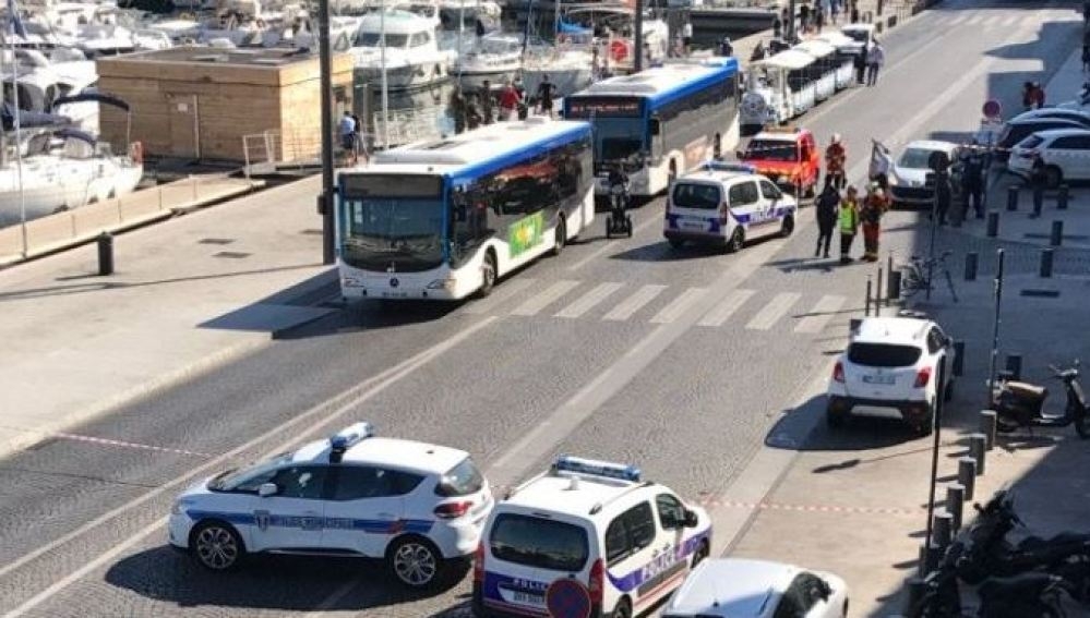 Operativo policial en el puerto viejo de Marsella, donde un coche ha arrollado dos paradas de autobús.