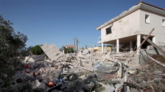 Los Mossos desalojan a 11 vecinos de la casa que explotó en Alcanar