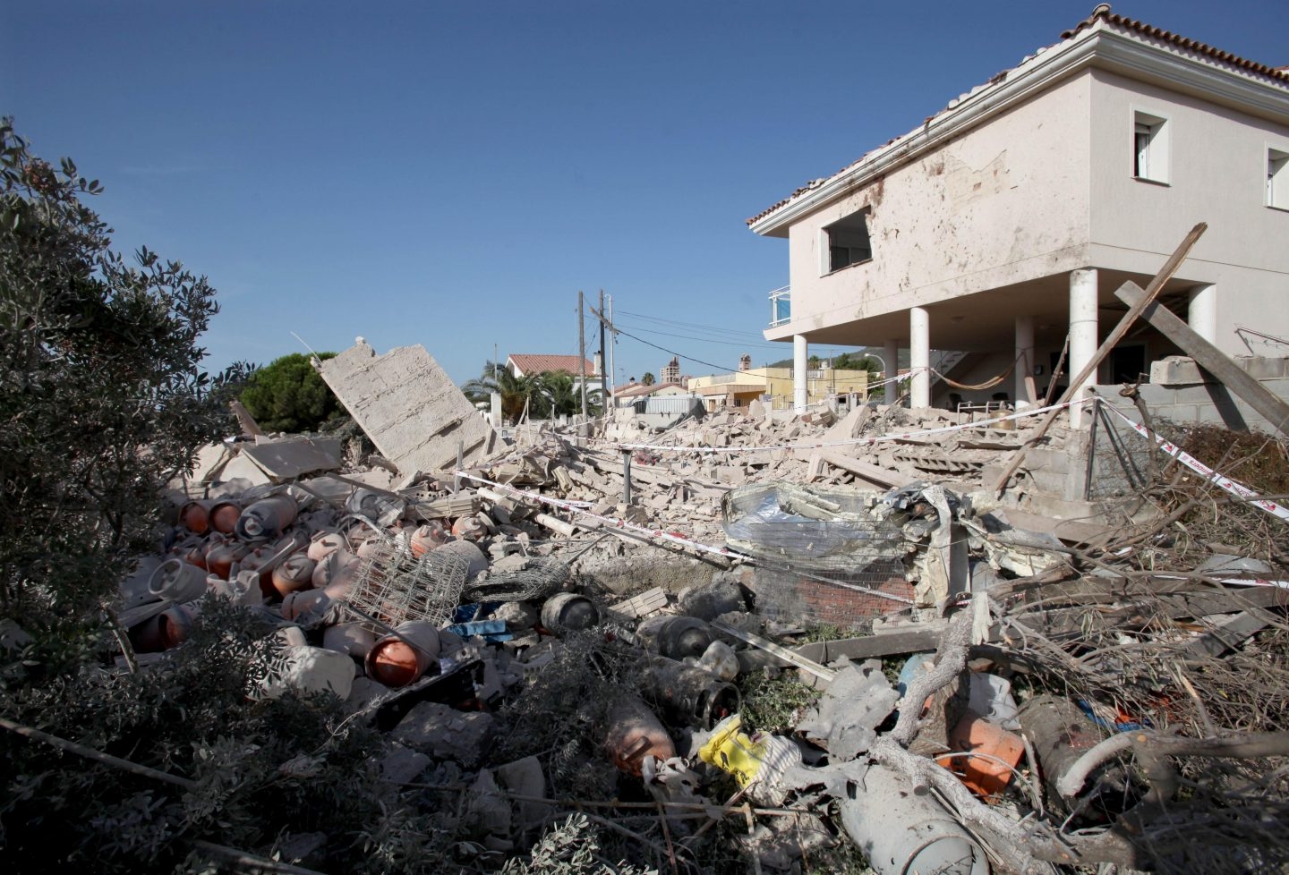 Los Mossos desalojan a 11 vecinos de la casa que explotó en Alcanar